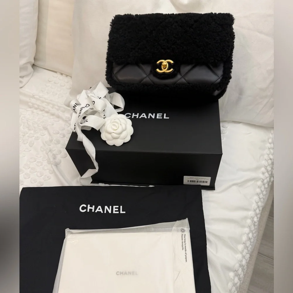 CHANEL Shearling Teddy Lambskin Black Medium Flap Bag - Picture 2 of 16